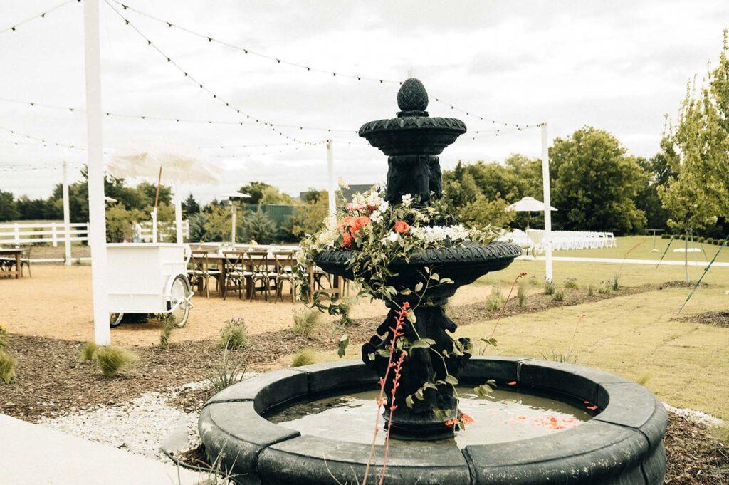 A black fountain outside of The Cinnamon Barn in North Texas.